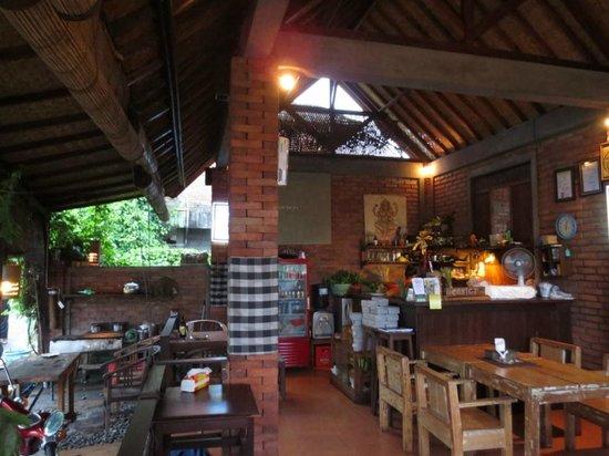 Warung Made Becik
